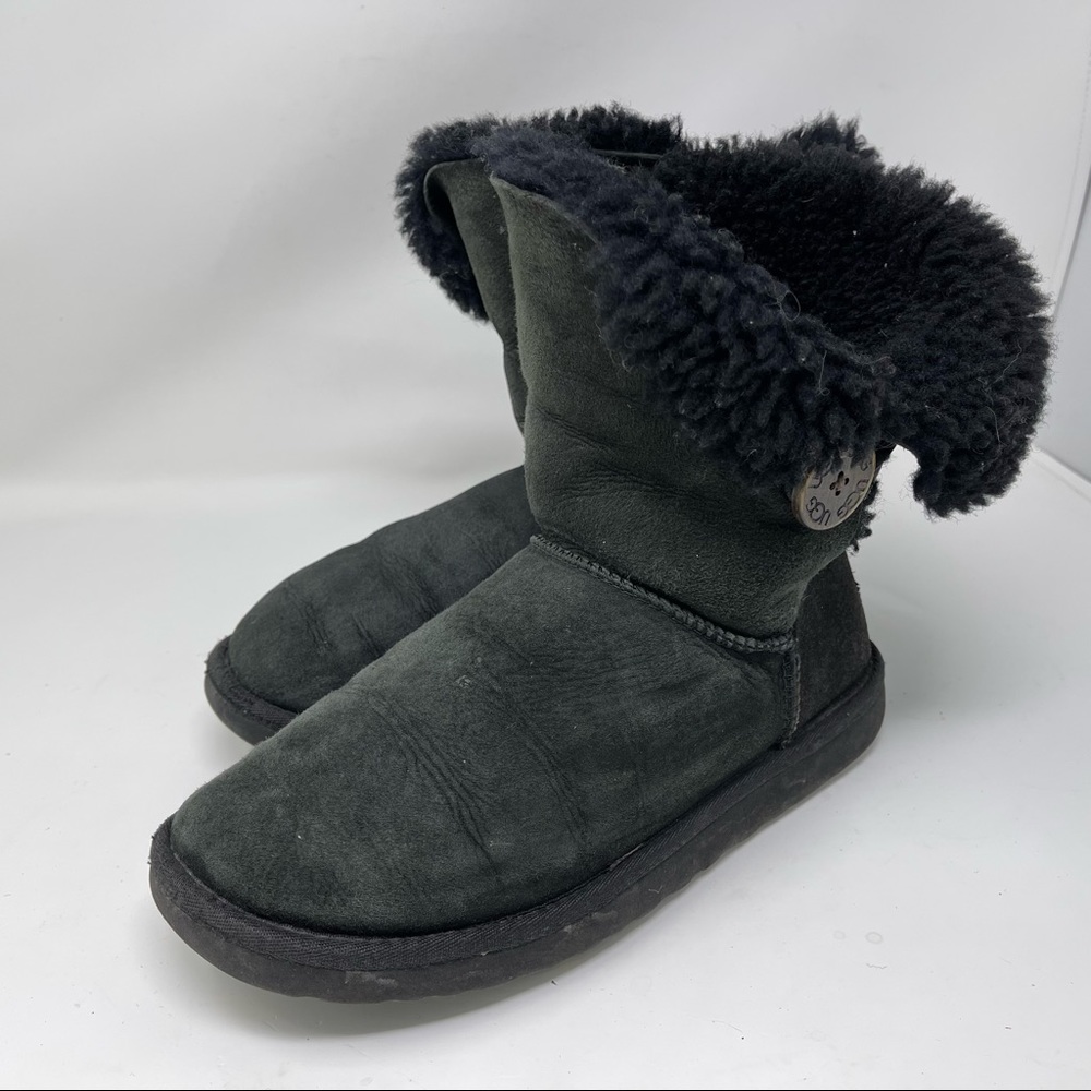 Black UGG Bailey button 5803 size 7